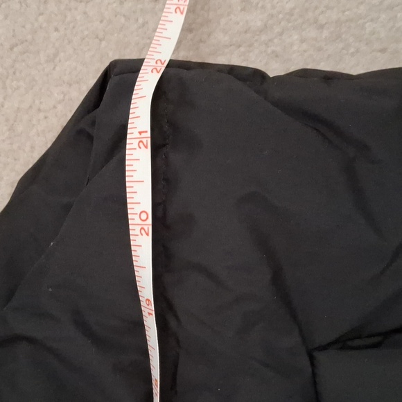 ⭐️HOST PICK⭐ Lululemon X Vancouver Canucks: Ladies Wunder Puff Cropped Orca Vest - Picture 12 of 16